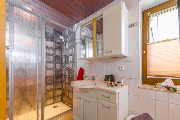 kleines Bad im EG gleich neben dem Schlafzimmer