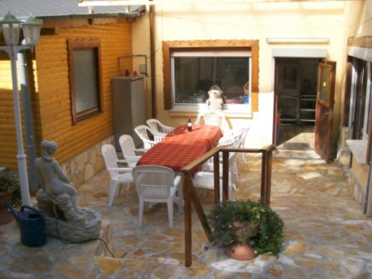 Die Terrasse im Hinterhof für die Raucher