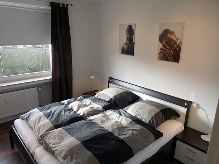 Schlafzimmer mit Doppelbett und 7-Zonen Komfort-Matratzen in der strandnahen TRAUMWOHNUNG NO. 1