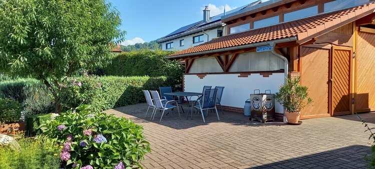 Sitzplatz im Hof mit Schaukel