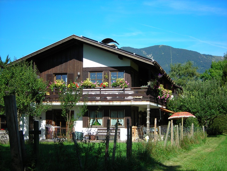 Westansicht des 2-Familienhauses