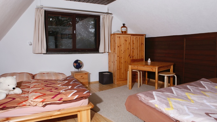 Großer Schlafraum für 4 Personen, Doppelbett 2,00m x 1,80m, Klappbett 2,00m x 1,40m