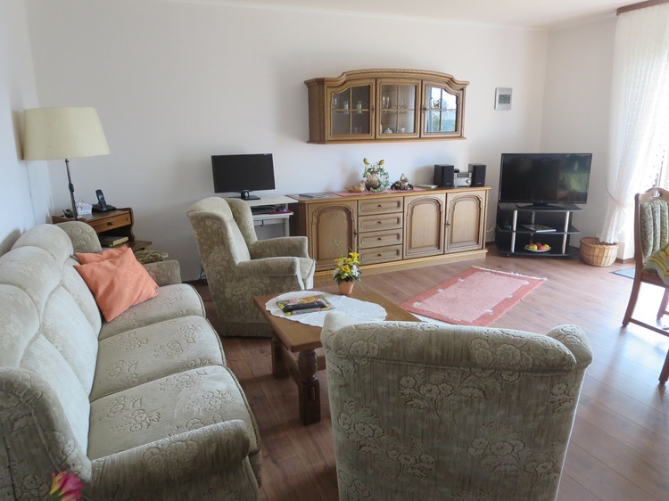 Wohnzimmer mit Zugang zur Terrasse