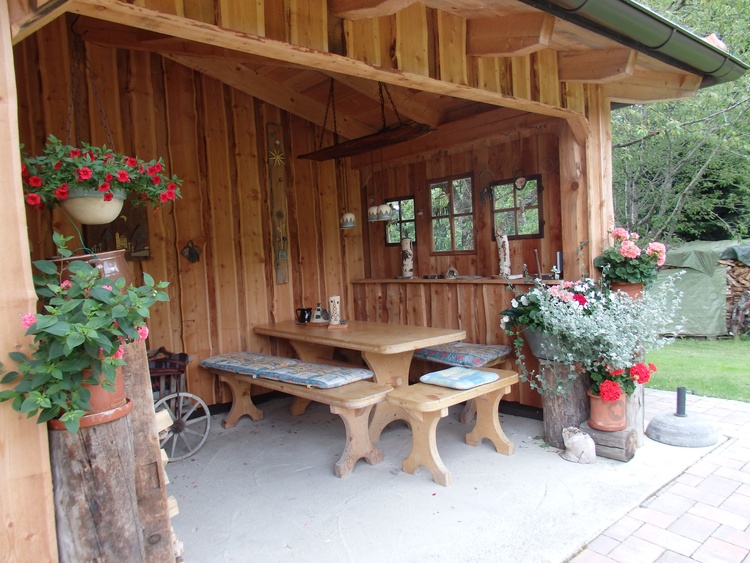 überdachte Laube von 3 Seiten geschlossen mit viel Platz