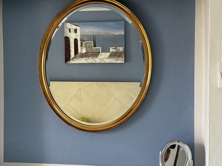 die blaue Wand im Spiegel