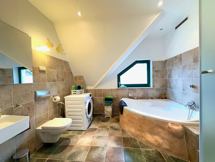 Badezimmer mit separater Dusche