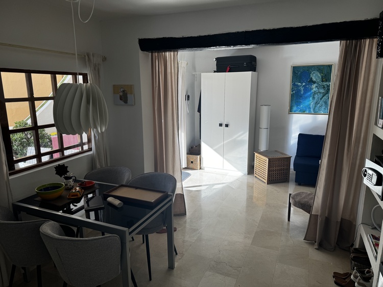 die Morgensonne blitzt in den Eingang