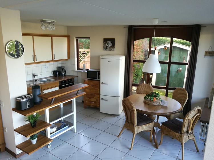 Essecke mit Blick in den Garten