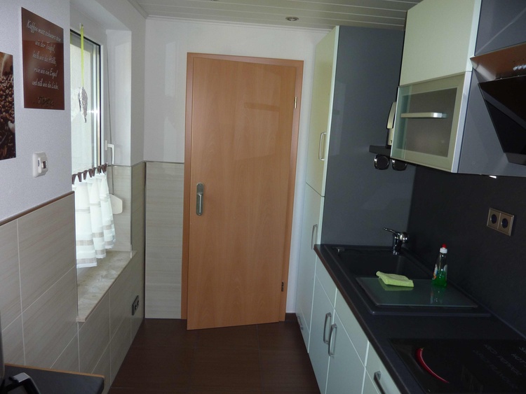 Küche mit Gefrier- und Kühlschrank und Mikrowelle