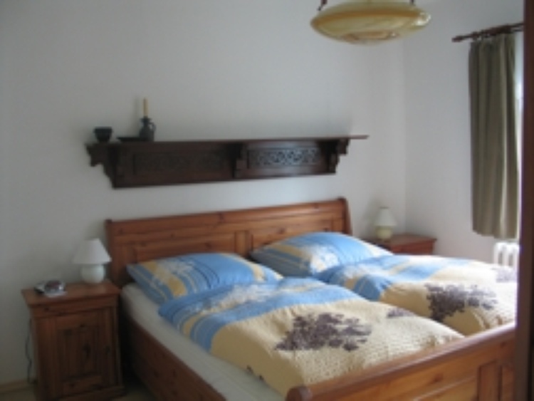 OG-Schlafzimmer mit Doppelbett