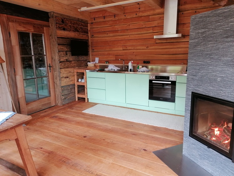 Wohnküche mit Specksteinofen