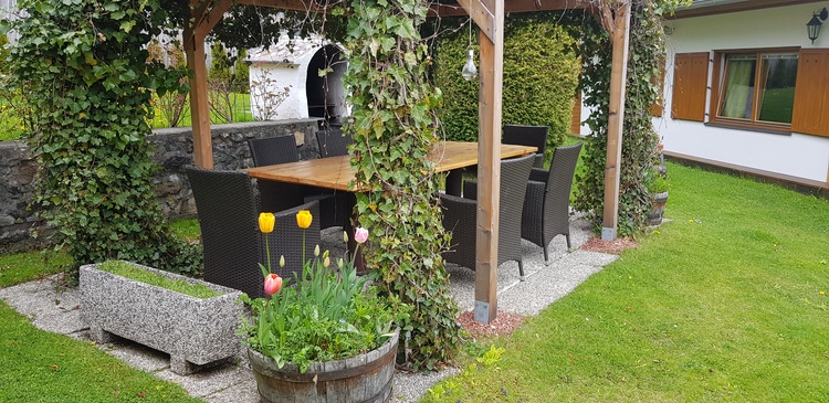 Laube mit Sitzgelegenheit