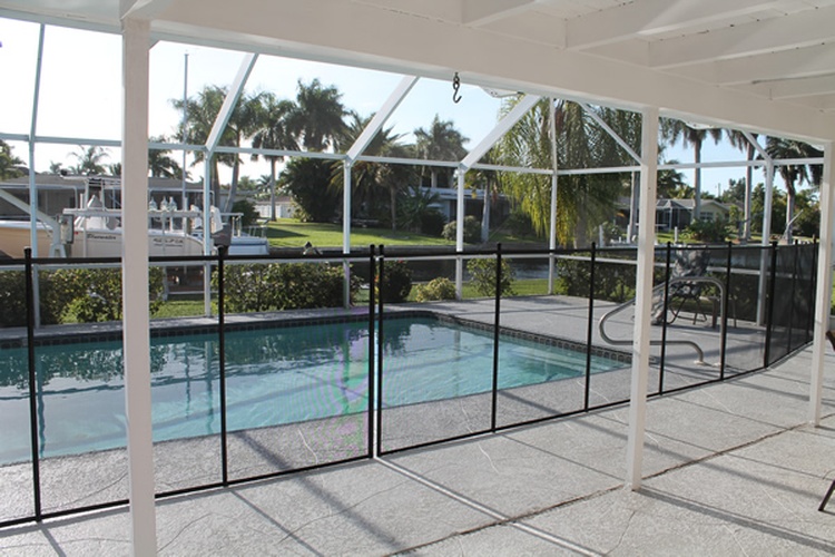 Bei Bedarf intallieren wir eine Poolfence, damit Ihre Kinder sicher sind