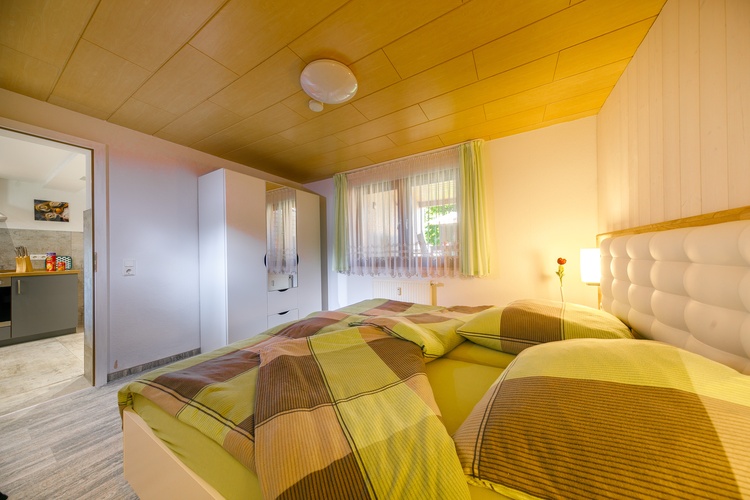 Schlafzimmer mit Kleiderschrank