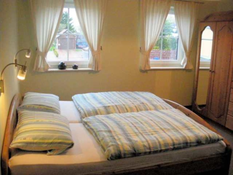 Schlafzimmer mit Doppel- und Einzelbett