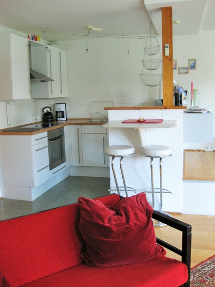 Die moderne Einbauküche mit dem Essplatz