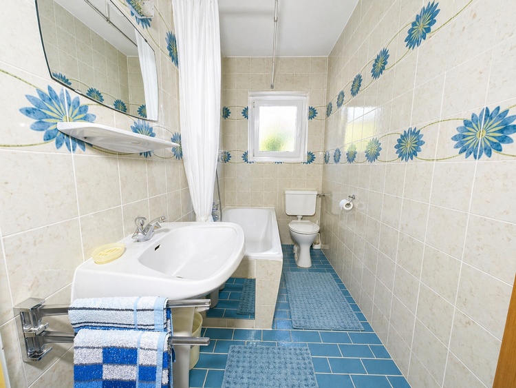 Helles Badezimmer mit Badewanne für entspannende Auszeiten