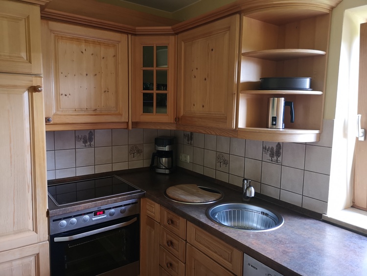 Die separate Küche mit Gartenblick