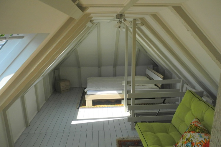 Dachboden mit Bett