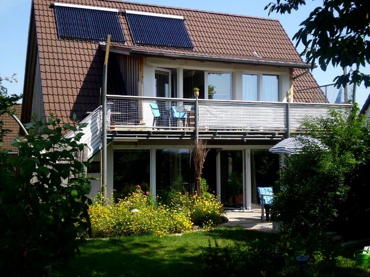 Südansicht, die obere Wohnung wird über den Balkon erschlossen