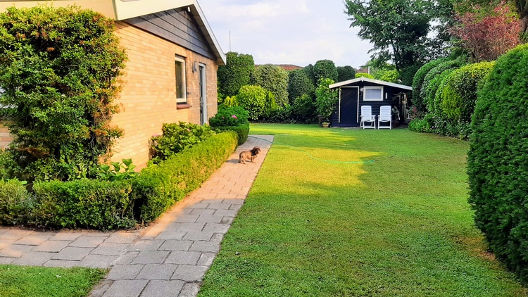 Nebenseite, grosse umzaunter Garten