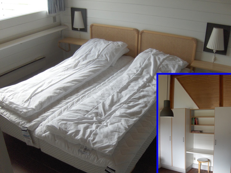 Schlafzimmer mit Doppeltbett. Bettdecken / Decken und Kissen sind natürlich vorhanden
