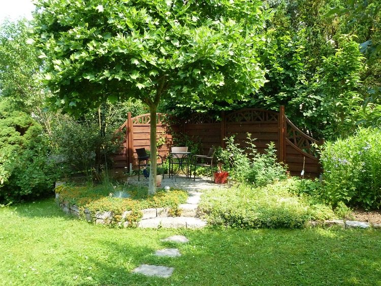 Großer Garten mit schattigem Freisitz