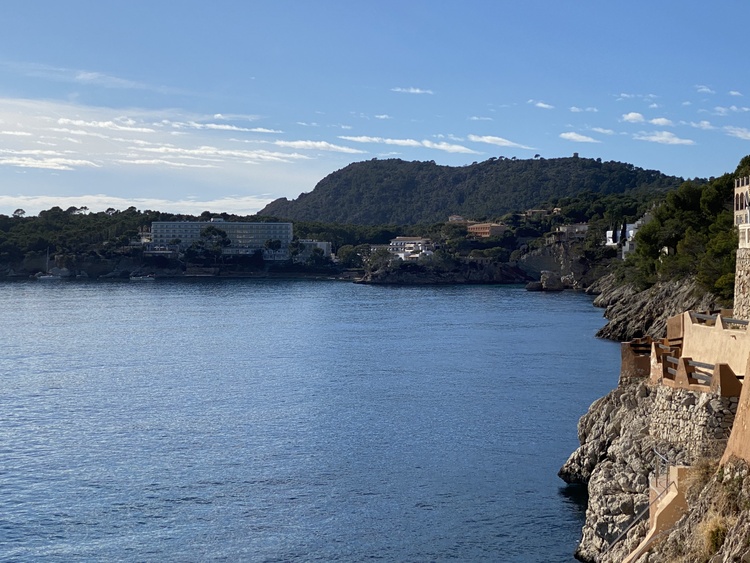 Blick auf die Bucht von Cala Fornells