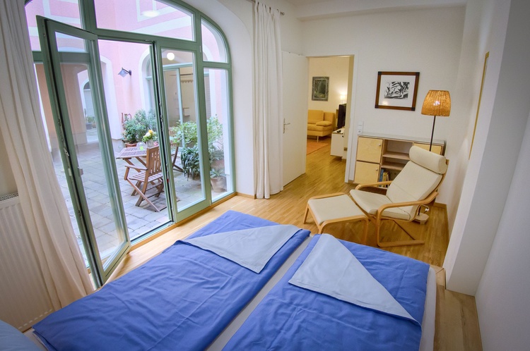 Schlafzimmer mit Zugang zum Patio