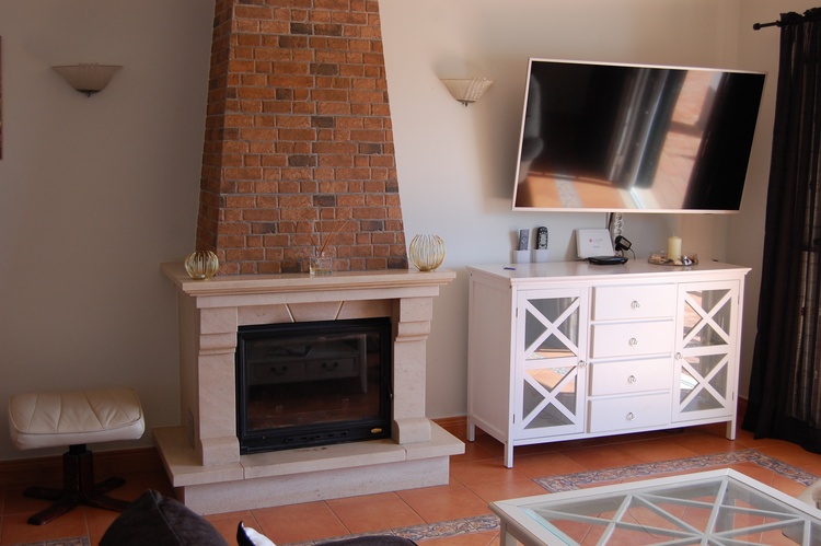 Kamin und TV im Wohnzimmer