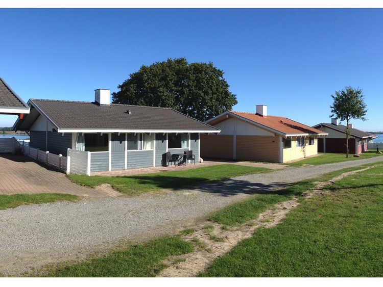 Parkplatz für Ihr Auto sowohl am Rasen vor wie im Einfahrt des Hauses