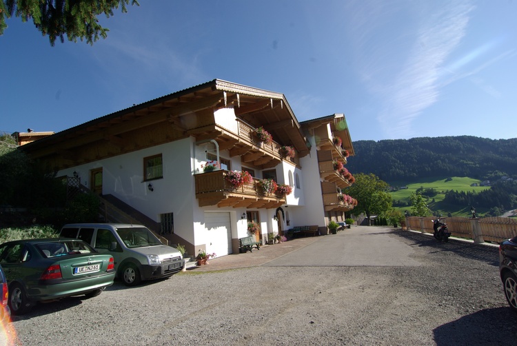 Ansich vom Parkplatz und Garten Richtung Gästehaus