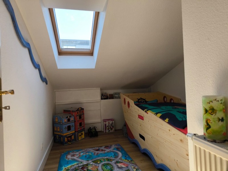 Kinderspielzimmer mit Schlafgelegenheit im Boot Bett