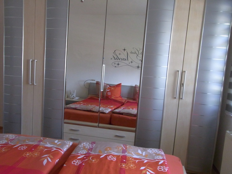 Schlafzimmer mit großen Kleider-Wäscheschrank