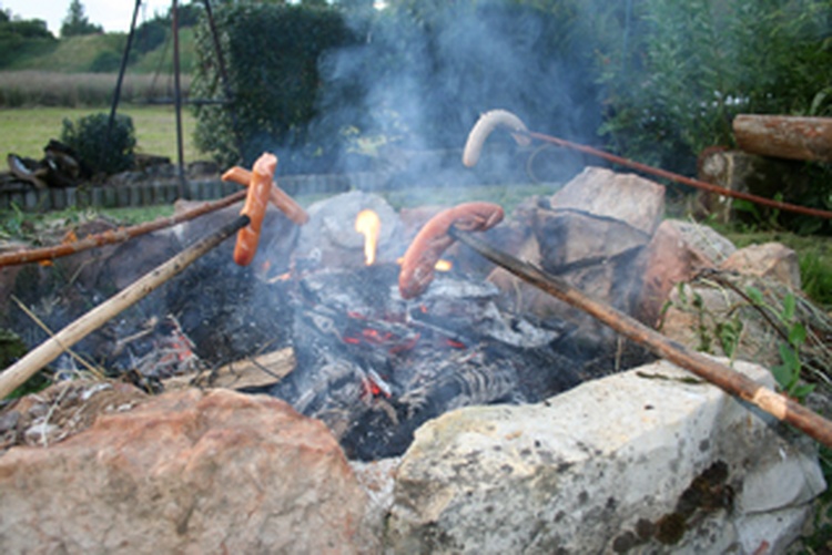 Würstle braten am Lagerfeuer
