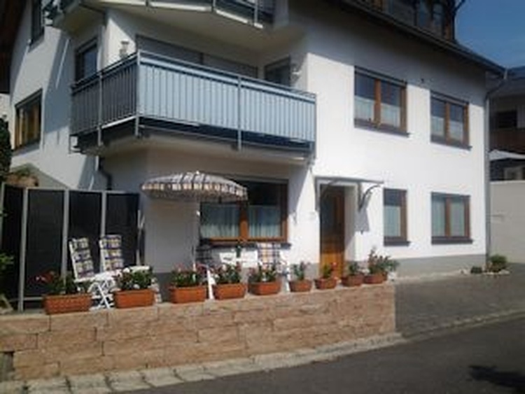 Ebenerdige Ferienwohnung mit Freisitz, Parkplatz und Blick in die Weinberge