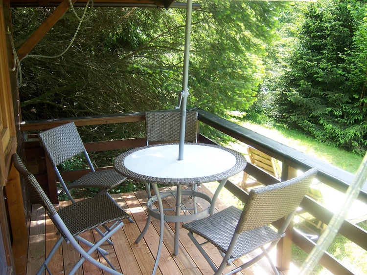 Im Sommer ein kühles Plätzchen: die Veranda der Hütte am Berg...