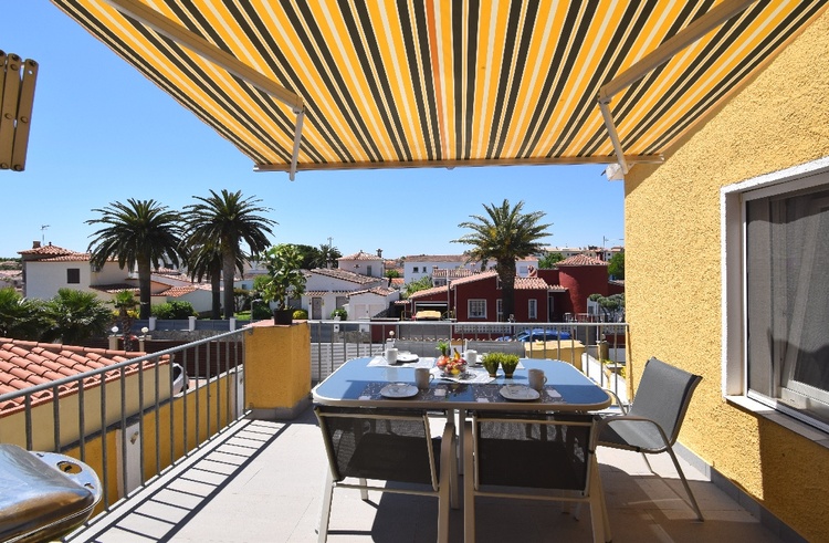 Arena 2 grosser Balkon mit Blick zum Pool, Markise, Grill, Tisch und Stühlen