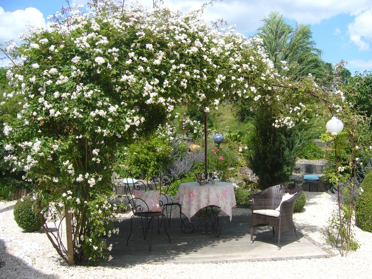 Nehmen Sie doch Ihren Nachmittagskaffe unterm Rosenpavillion ein...