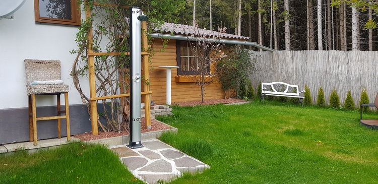 Solardusche ( im Winter nicht benützbar