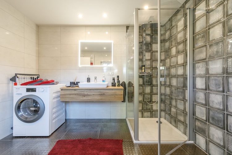 großes Bad mit Regendusche