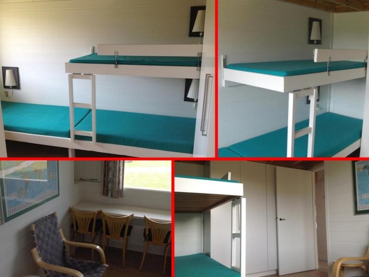 Zimmer mit drei Betten. Kinderbett und Hochstuhl sind vorhanden. Ausreichend Schrankraum