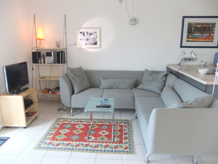 Sitzgruppe mit Medien