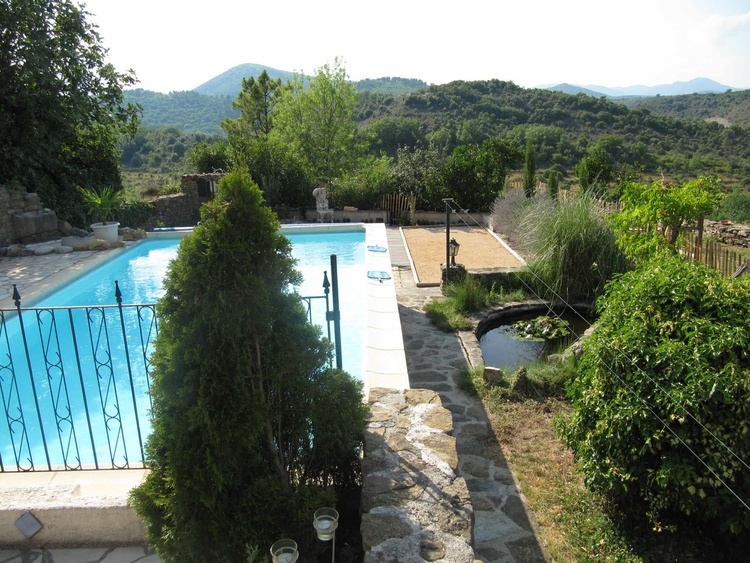 Blick über Pool, Garten und boulefeld