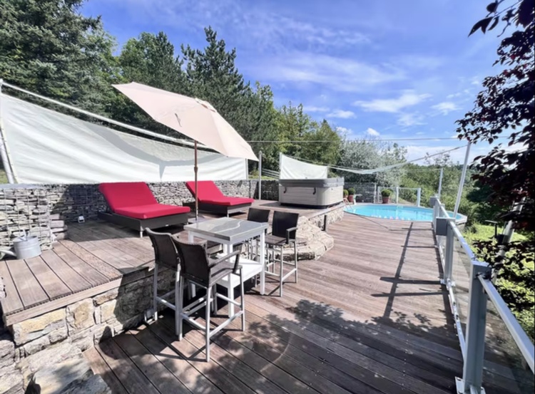 Sonnenliegen und Pool