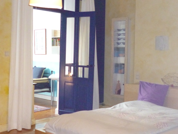 Kleine "Garten"-Suite: Schlafzimmer und kleines Wohnzimmer mit Kochnische