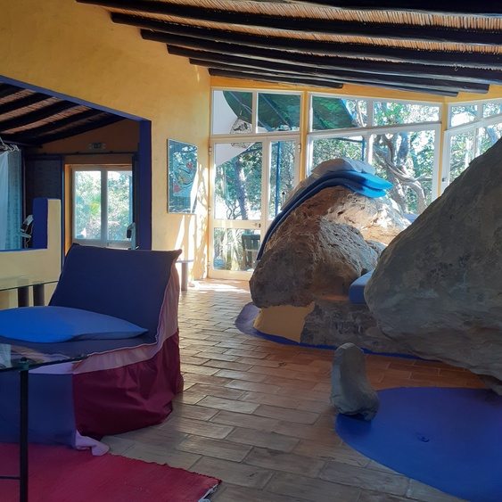 Casa das Rochas -Ausblick in den Gartenteil in Mitten der Natur nahe dem Teich und der Terrasse.