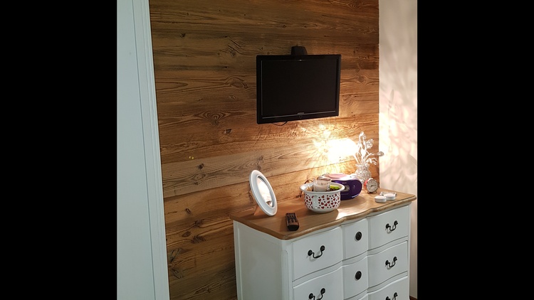 Schlafzimmer mit Doppelbett, TV, Infrarotheizung