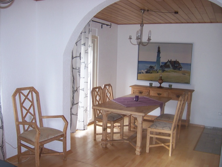 Das Speisezimmer, an dessen Tisch auch mit 4-5 Personen Karten gespielt werden kann...