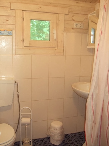 Bad mit Dusche und WC